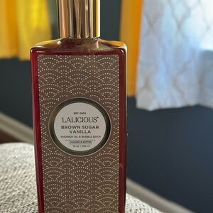 Elegant Burgundy Bath Soak with Geometric Pattern and Gold Cap